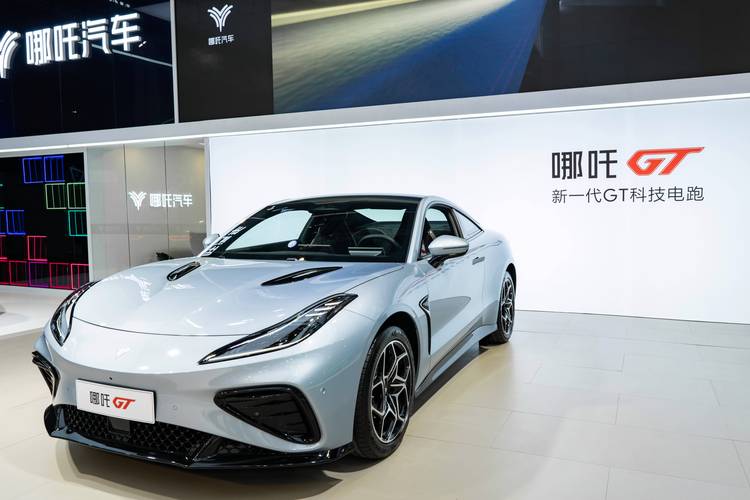 深圳141哪吒汽车在智能汽车领域的表现，领途汽车在新能源汽车市场中的影响力